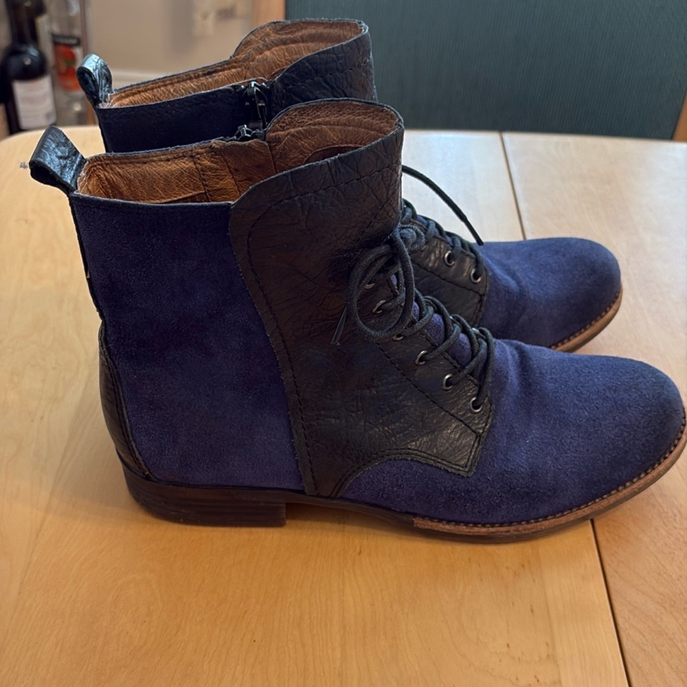 NAYA Agave Women’s Two-Tone Navy Suede and Black Leather Boots. Size 9.5